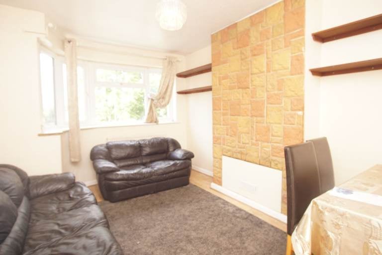 Flat Elmgrove Road in Greater London