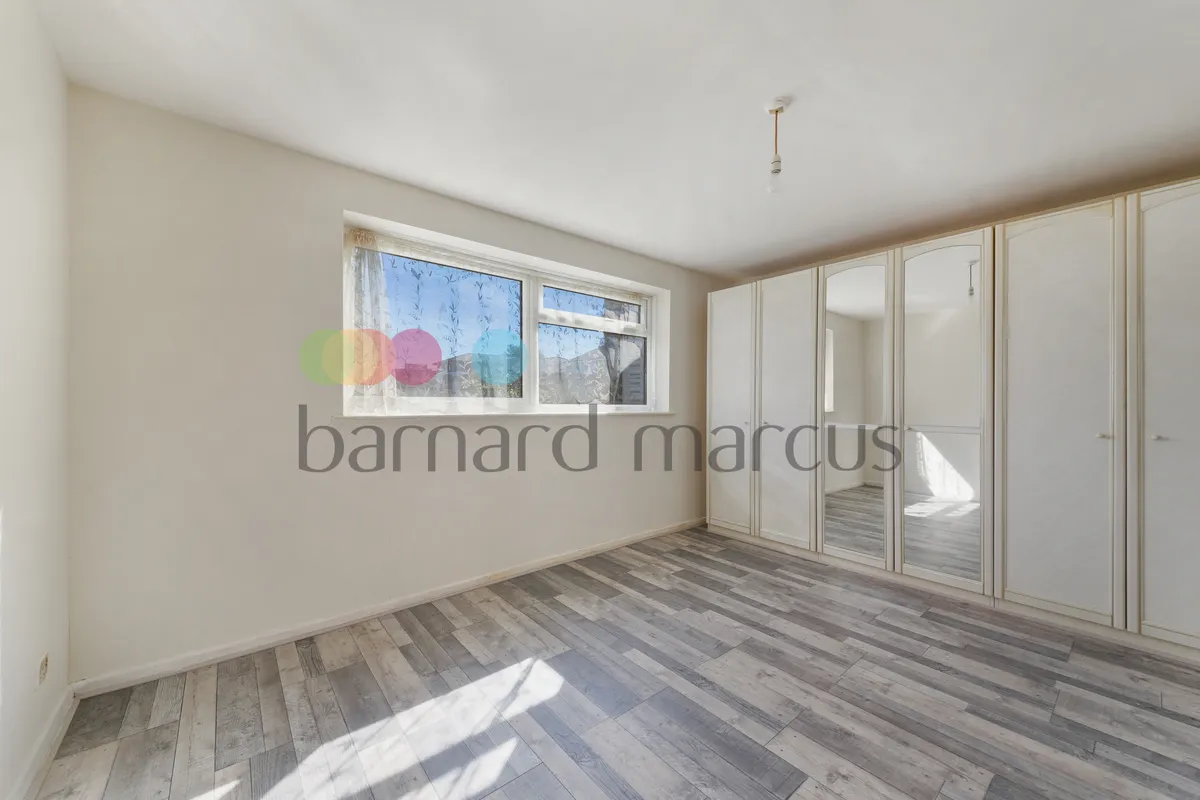 Flat Upper Grove in Greater London