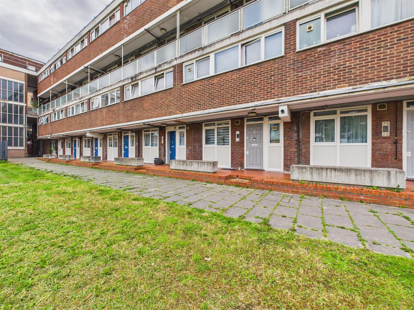 Flat Buckland Street in Greater London