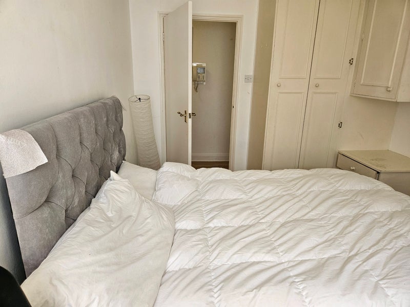 Room Falcon Road in Greater London