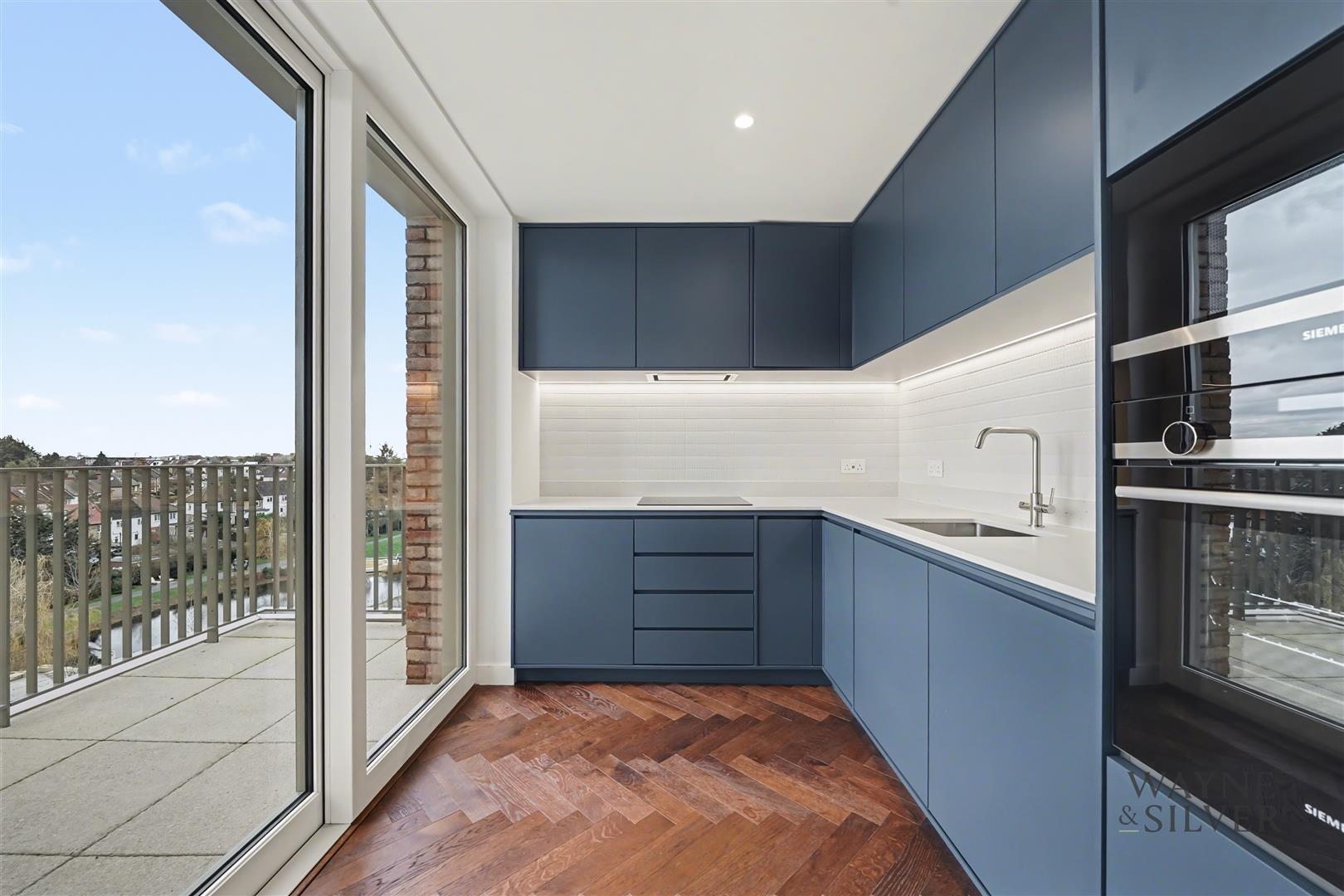 Flat Parkview Avenue in Greater London