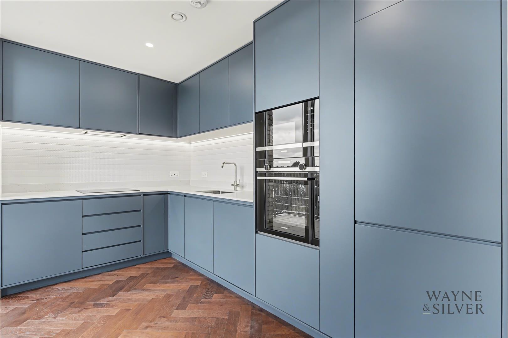 Flat Parkview Avenue in Greater London