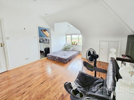 Flat Carshalton Road in Greater London