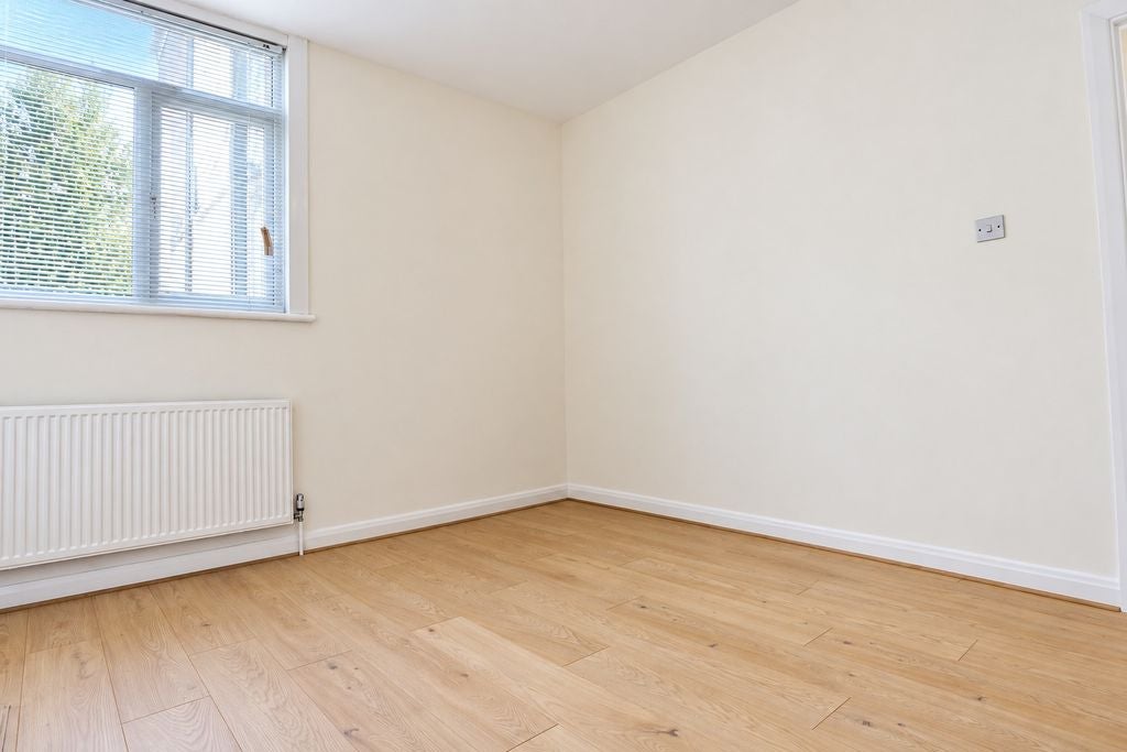 Flat Whymark Avenue in Greater London
