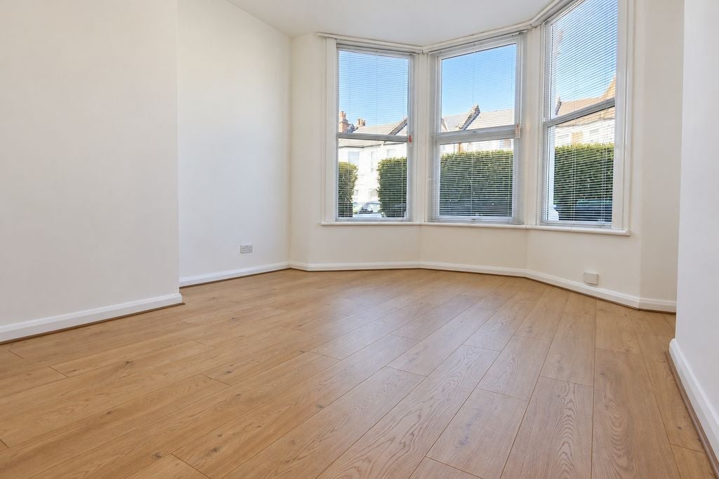 Flat Whymark Avenue in Greater London