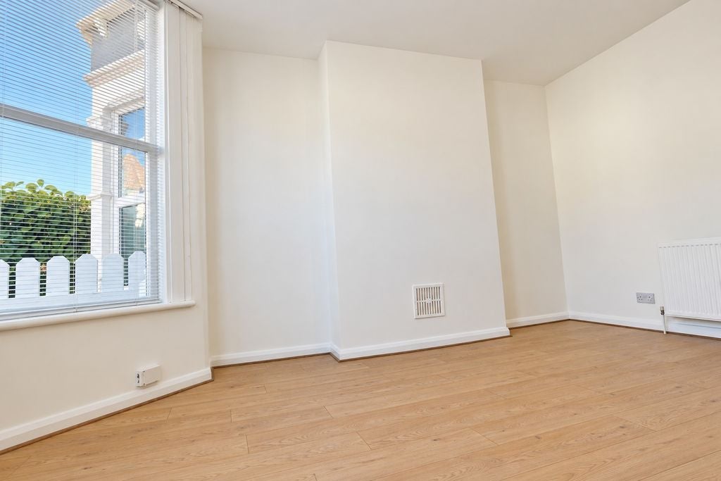 Flat Whymark Avenue in Greater London