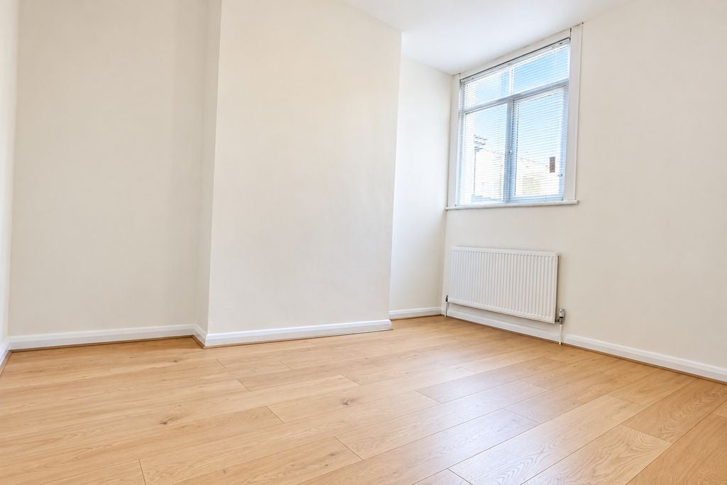 Flat Whymark Avenue in Greater London