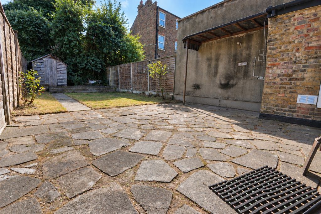 Flat Whymark Avenue in Greater London