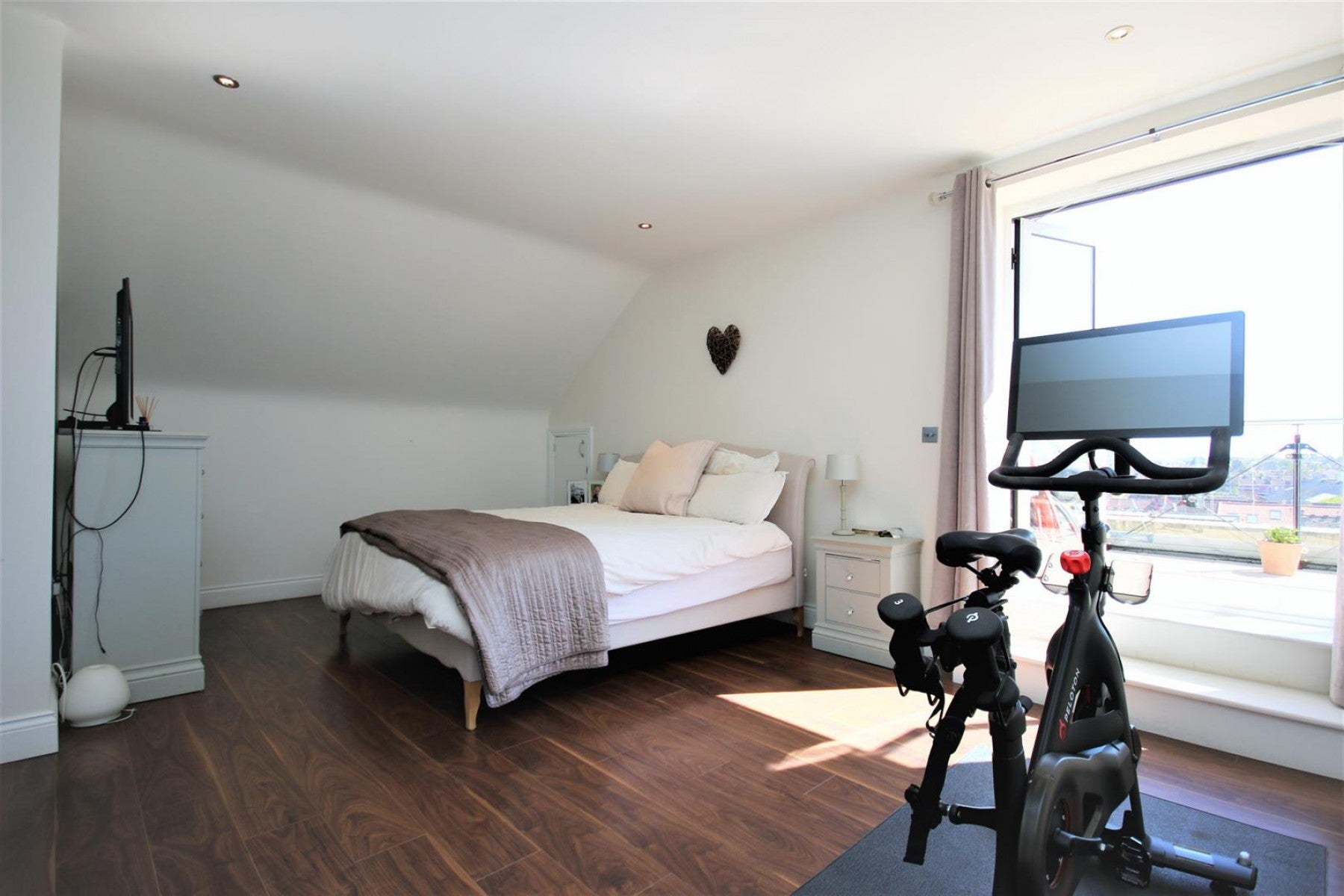 Flat Oakthorpe Road in Greater London