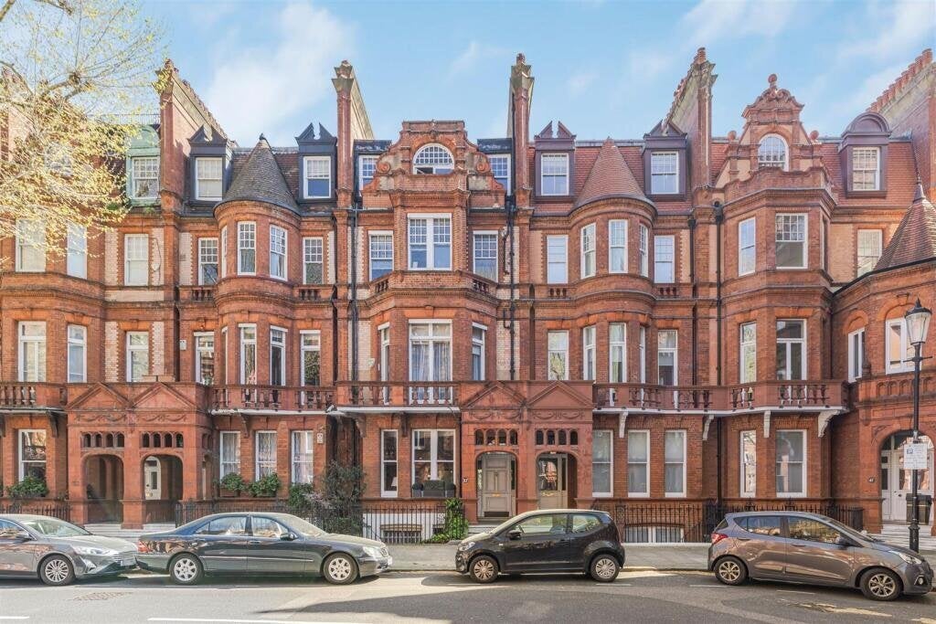 Flat Sloane Gardens in Greater London