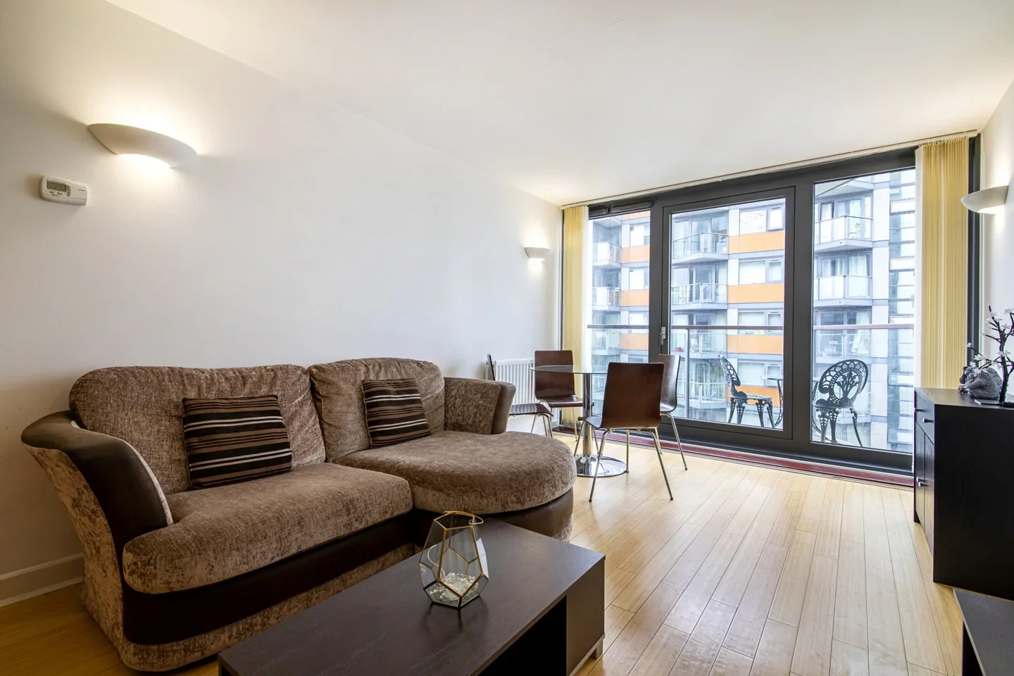 Flat Blackwall Way in Greater London
