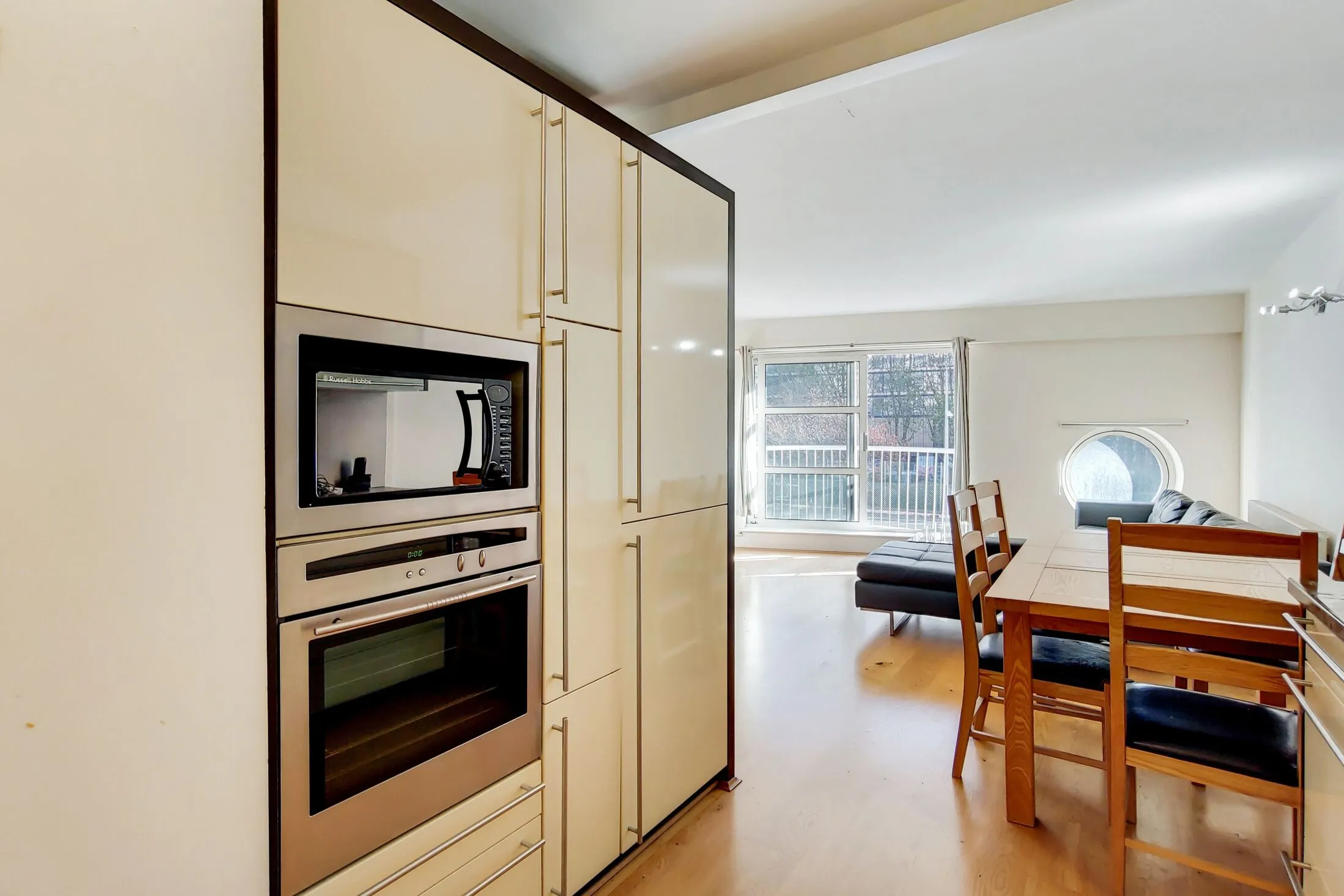 Flat Westferry Road in Greater London