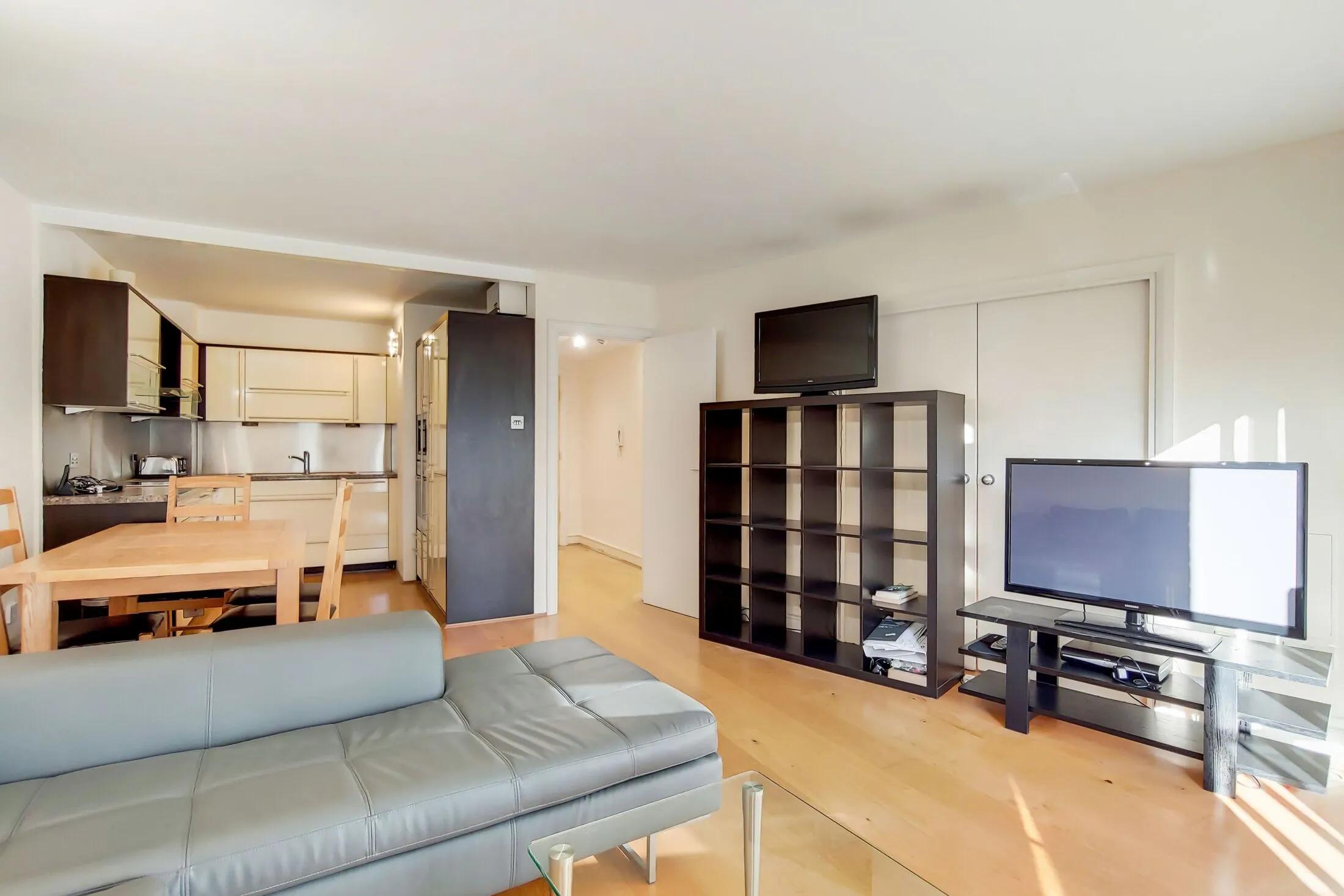Flat Westferry Road in Greater London