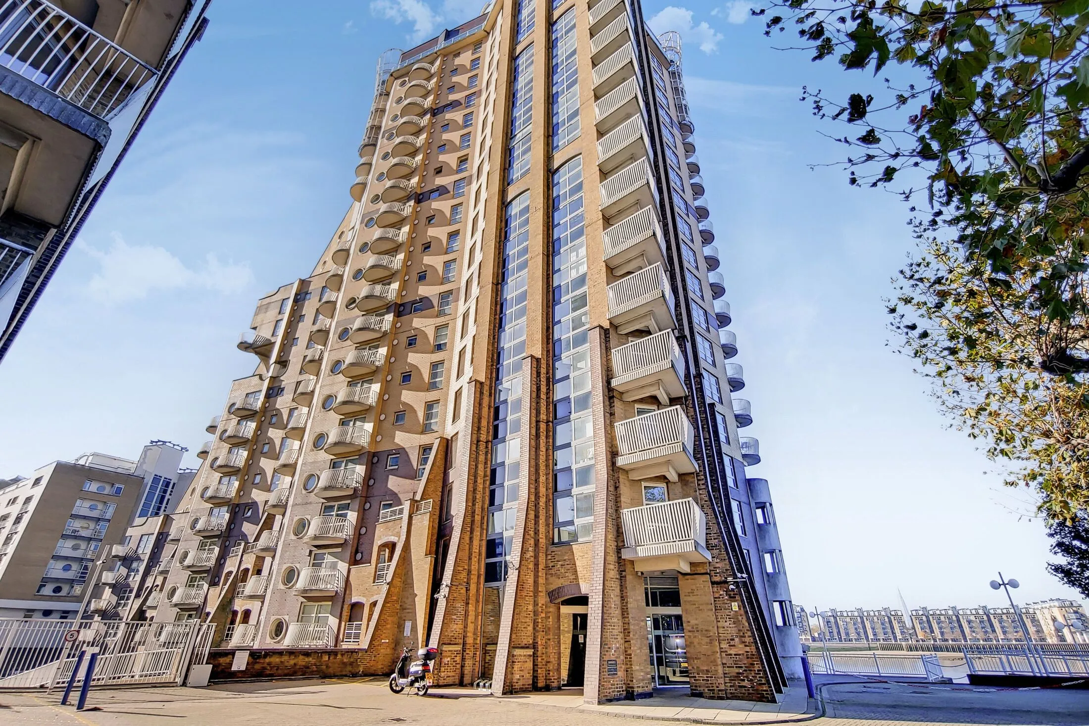 Flat Westferry Road in Greater London