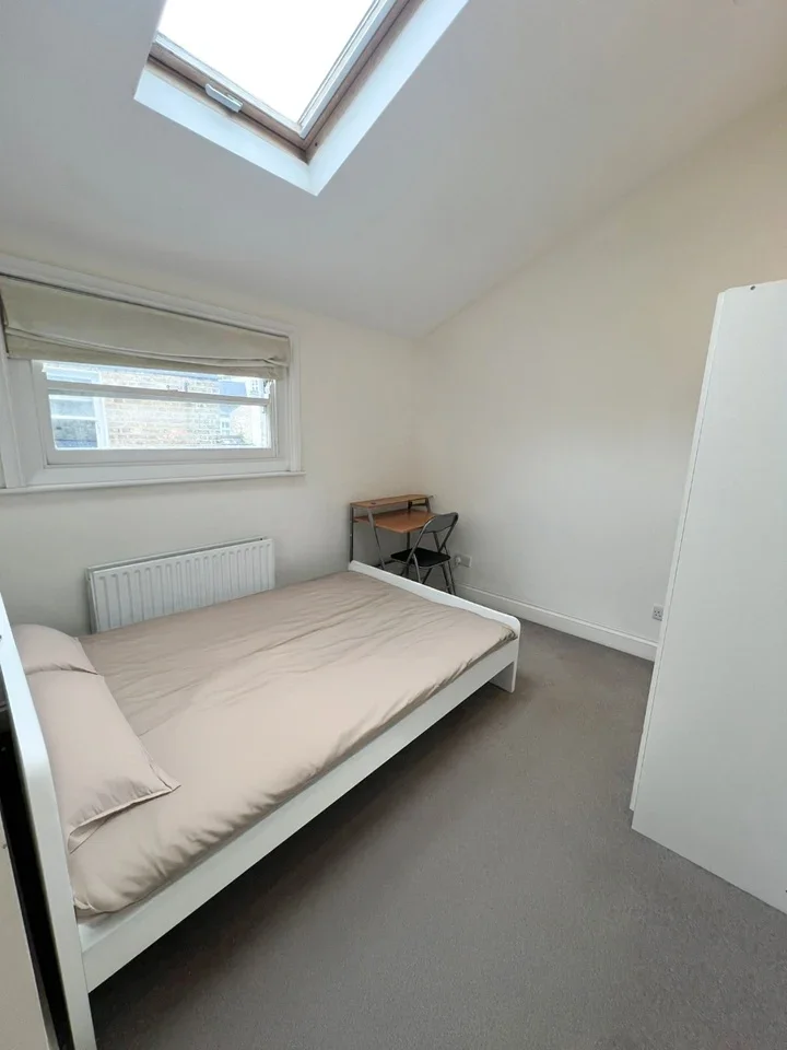 Room Brookville Road in Greater London