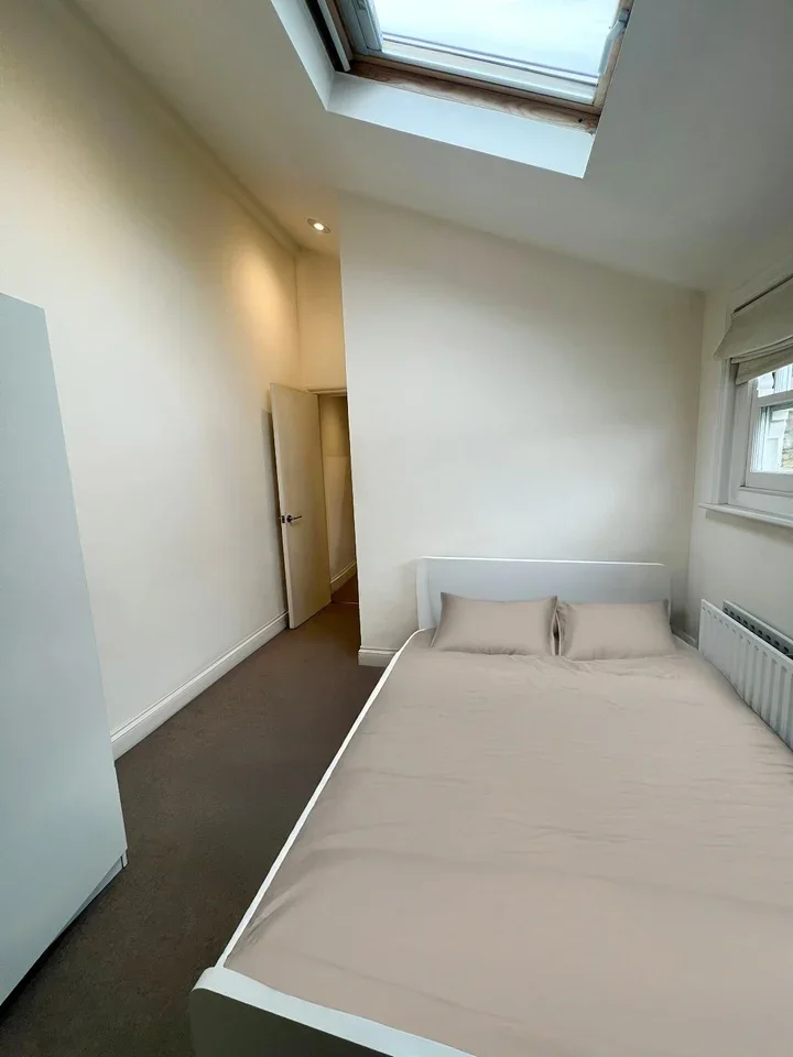 Room Brookville Road in Greater London