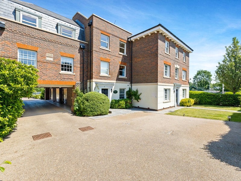 Flat Station Road North in Reigate and Banstead