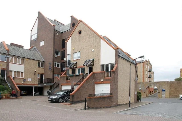 Flat Heron Place in Greater London