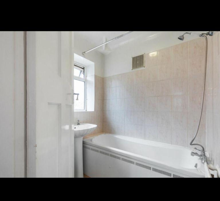 House Lamorna Grove in Greater London