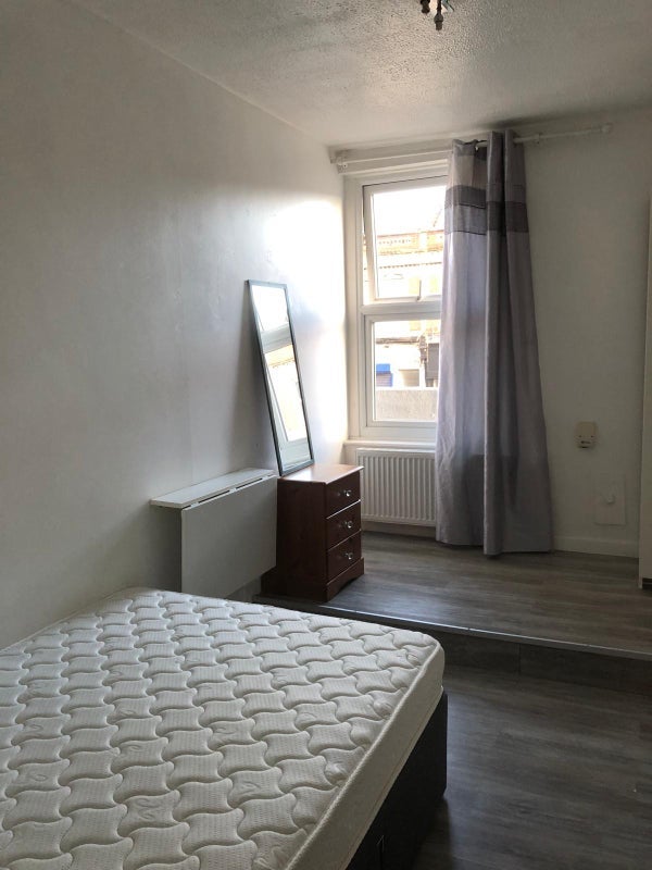Room Gloucester Road in Bristol