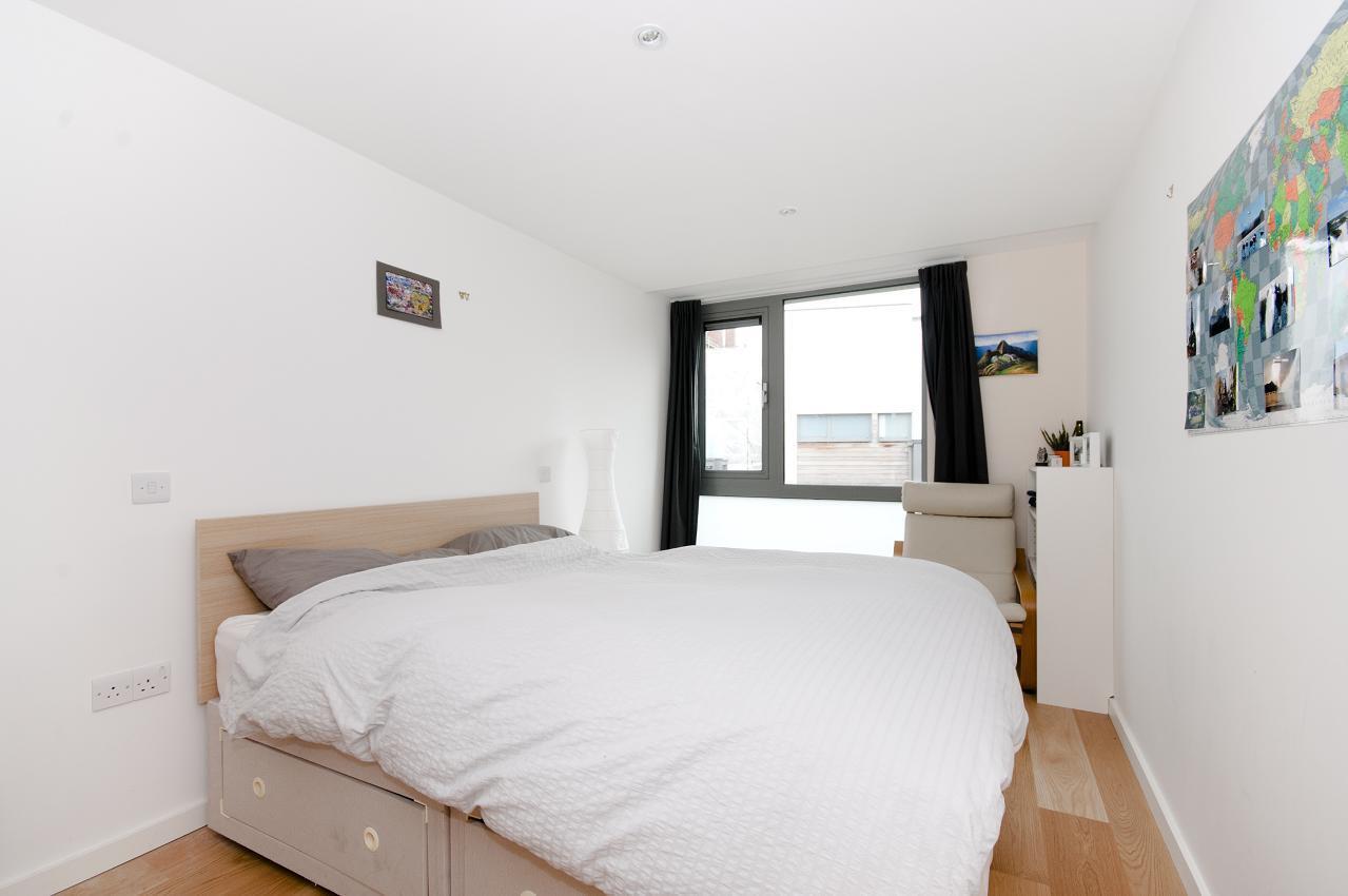 Flat Richmond Grove in Greater London