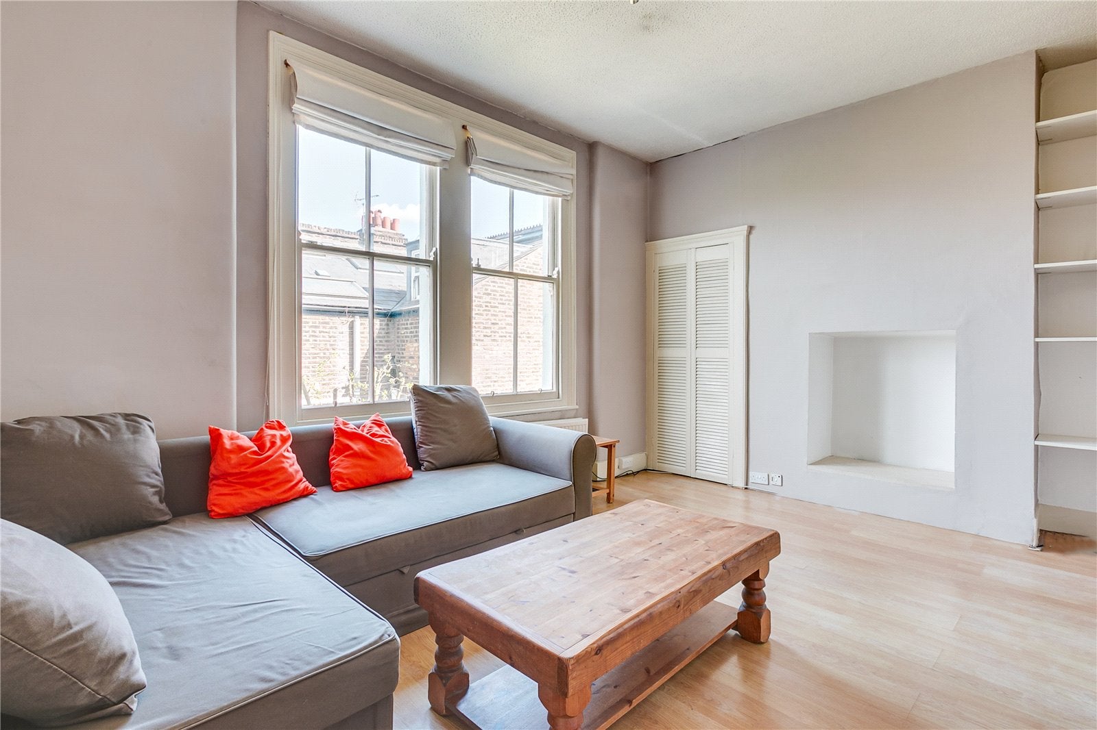 Flat Larkhall Rise in Greater London