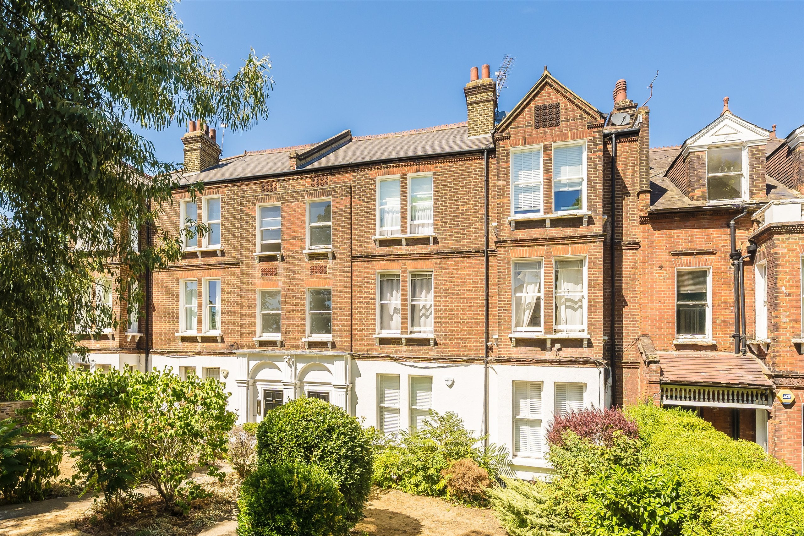 Flat Larkhall Rise in Greater London