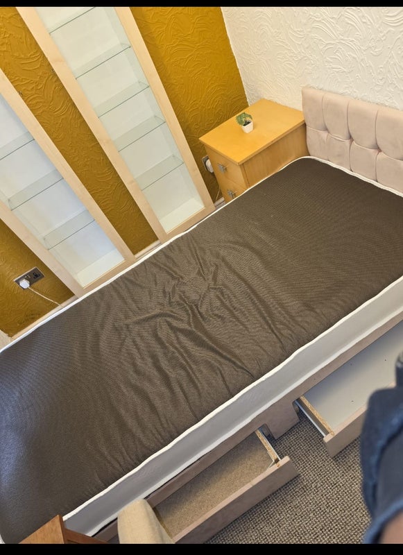 Room Rose Hill Close in Tameside