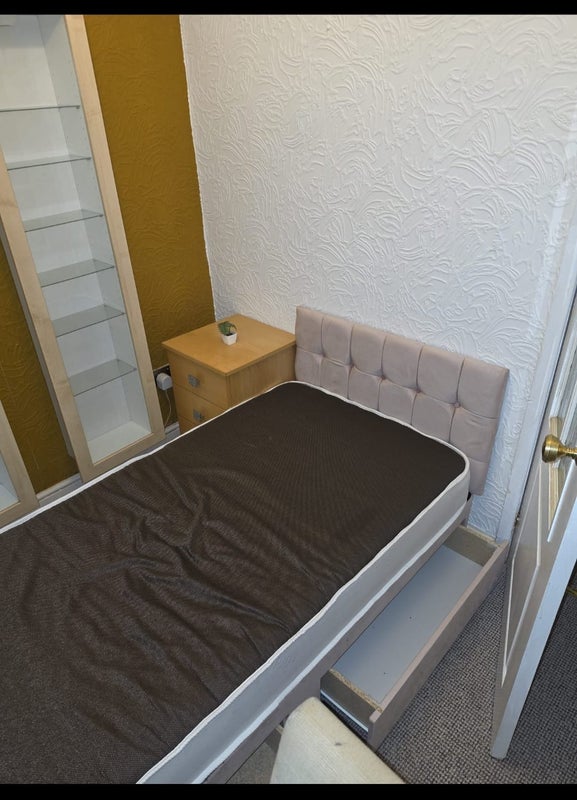 Room Rose Hill Close in Tameside