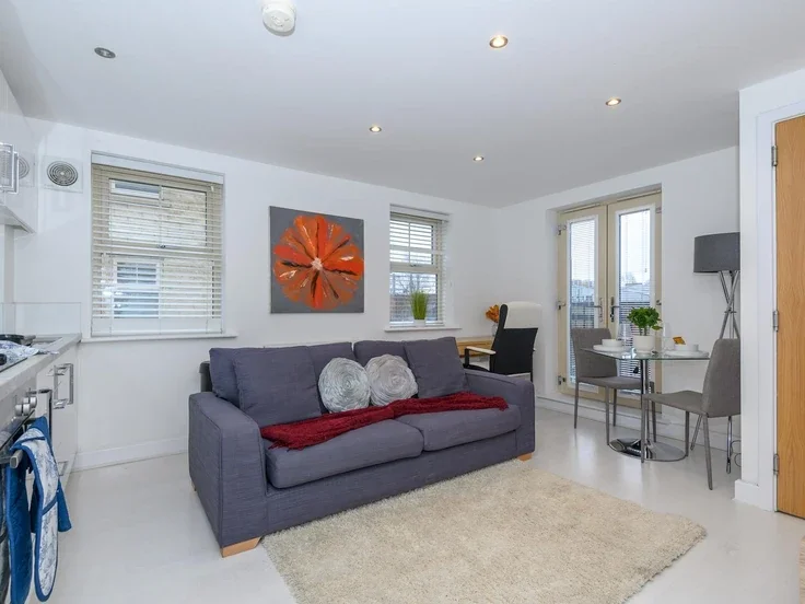Flat Holts Crest Way in Leeds