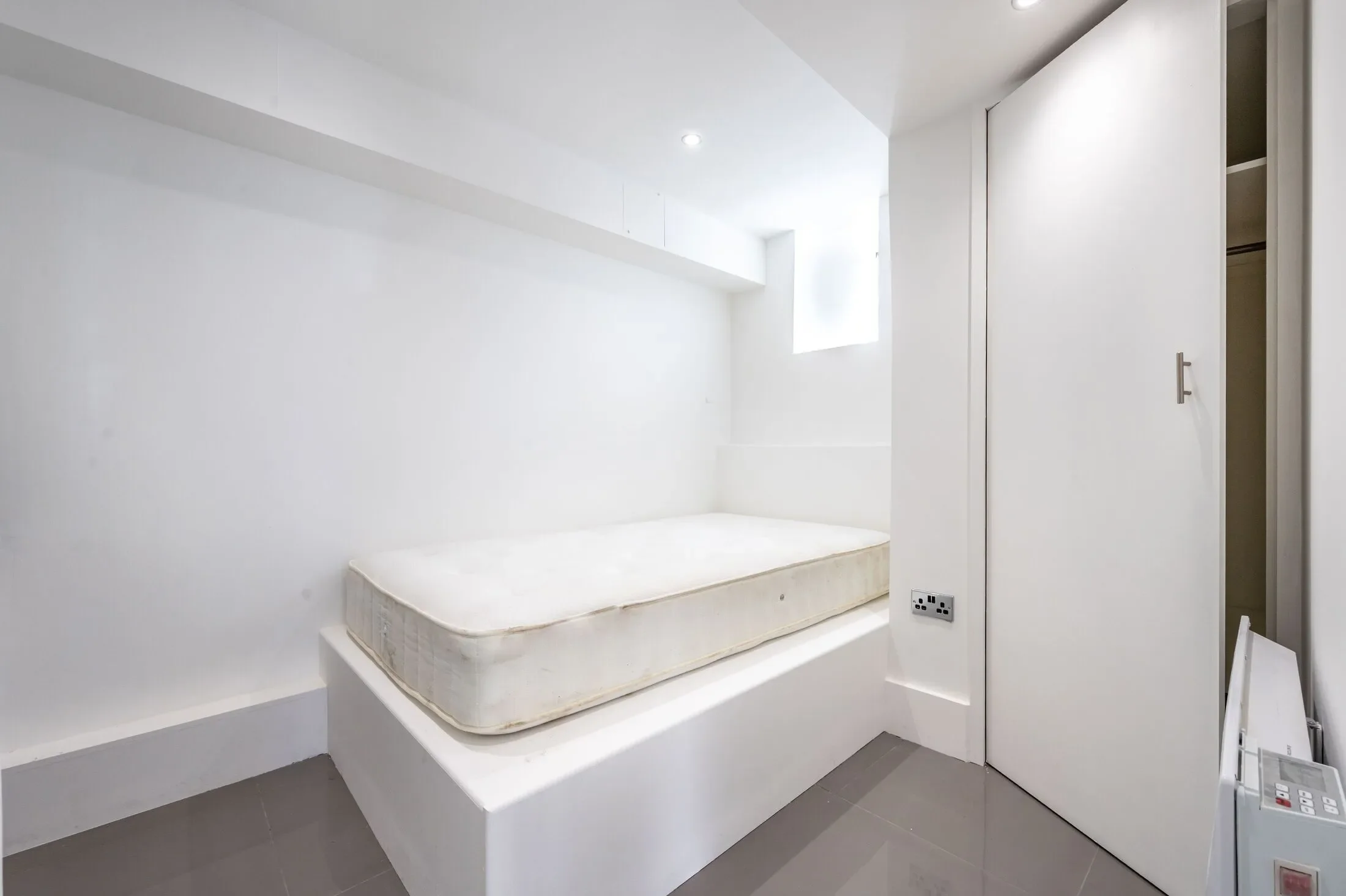 Flat Oakhill Road in Greater London