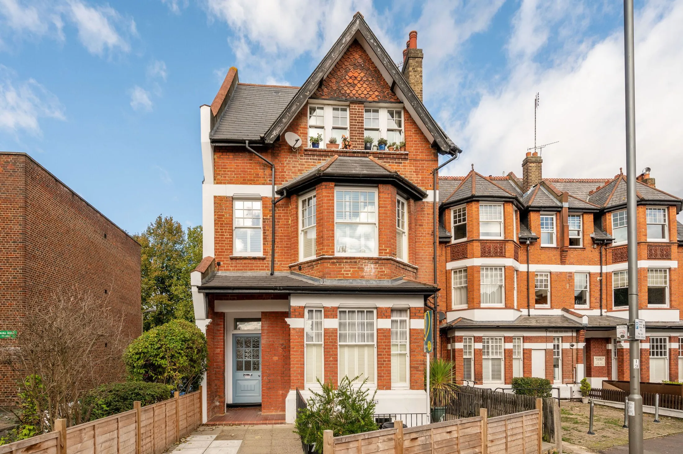 Flat Oakhill Road in Greater London