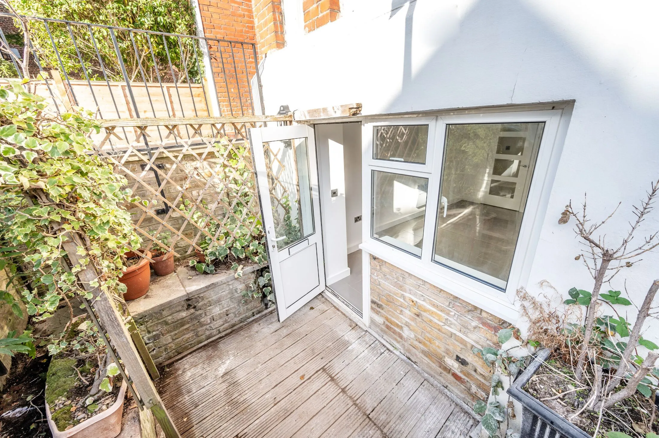 Flat Oakhill Road in Greater London