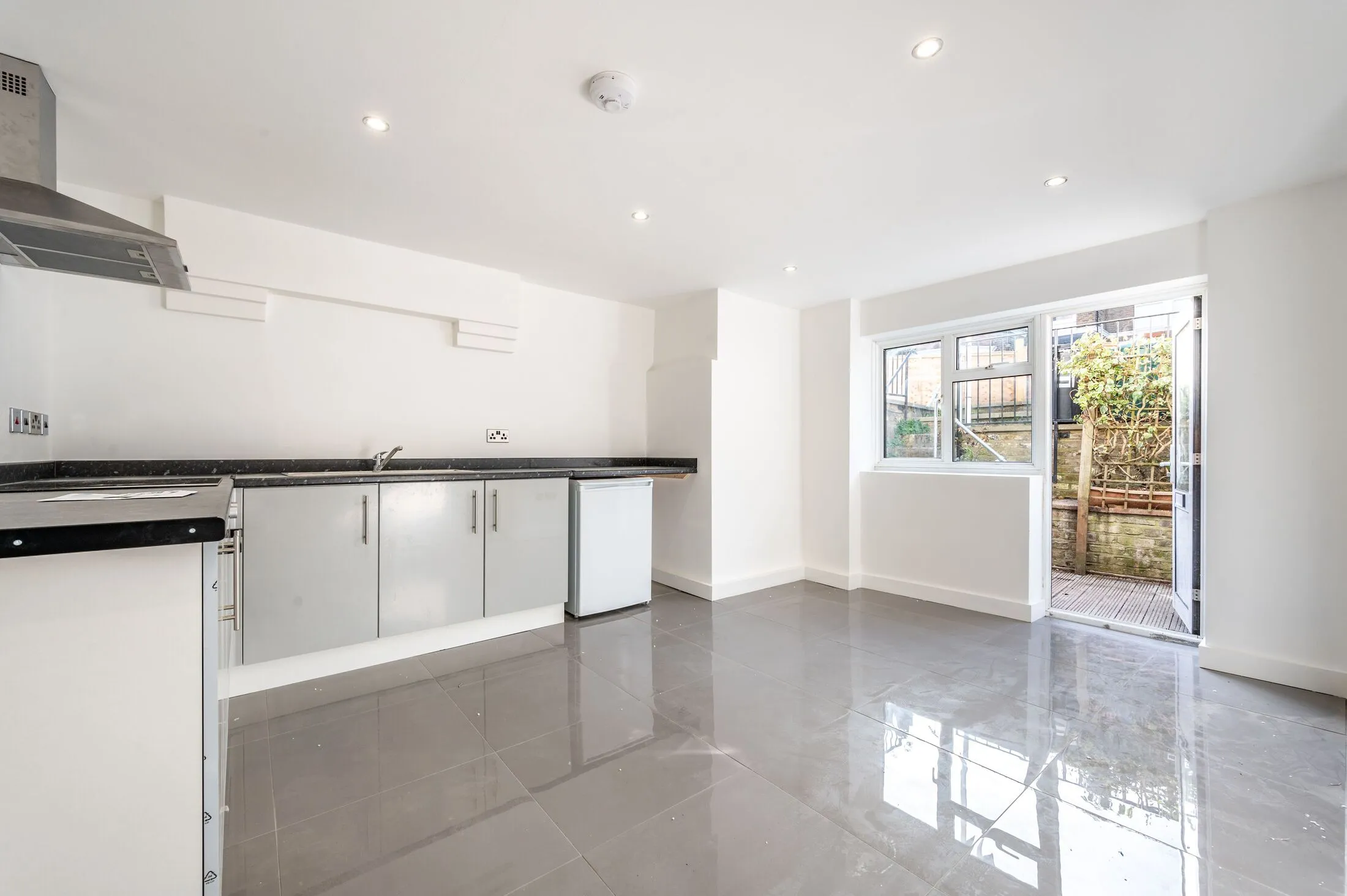 Flat Oakhill Road in Greater London