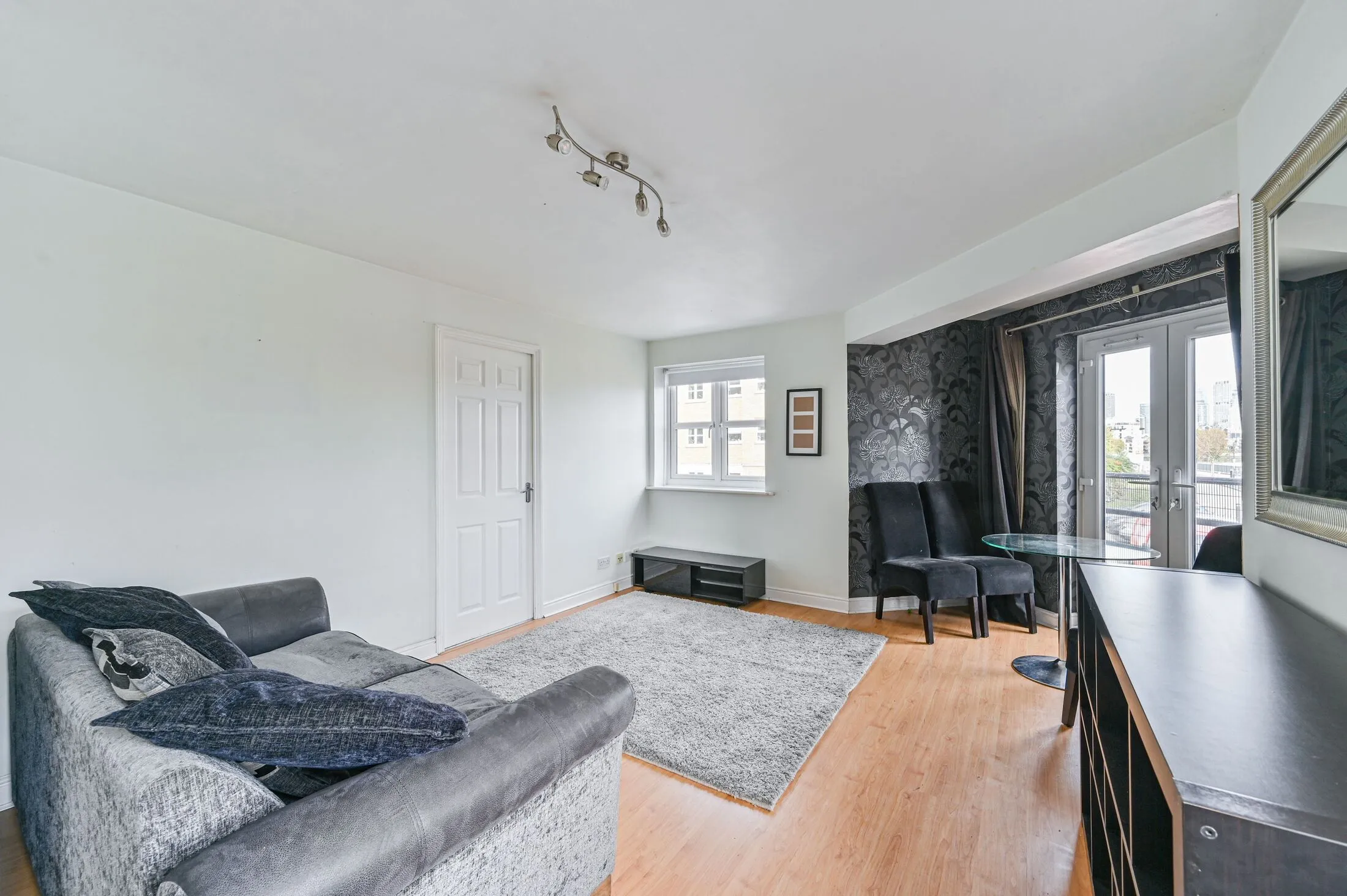 Flat Clarence Road in Greater London