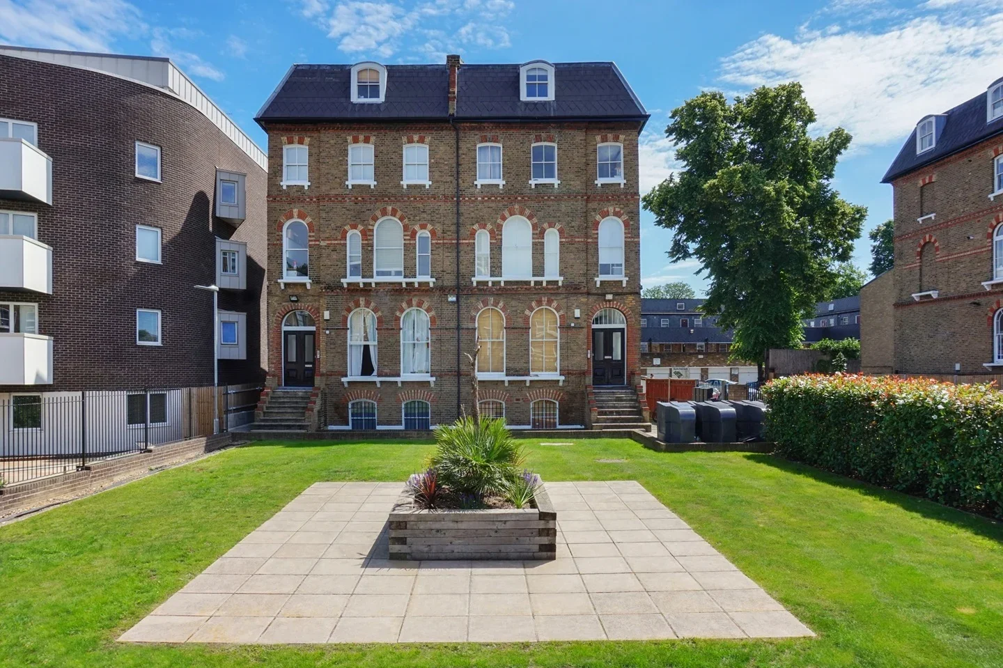 Flat Brixton Road in Greater London
