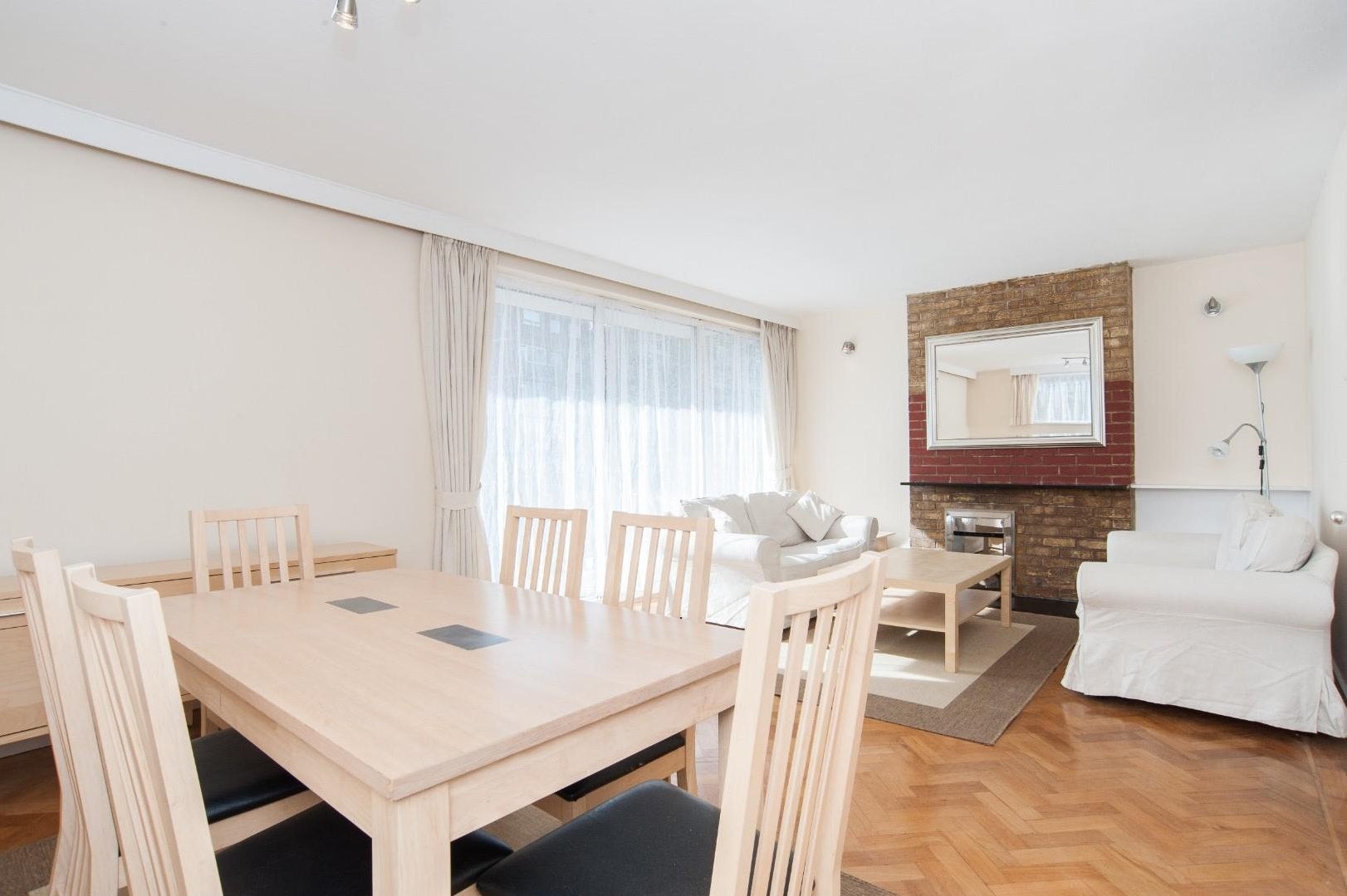 Flat Fountain Mews in Greater London