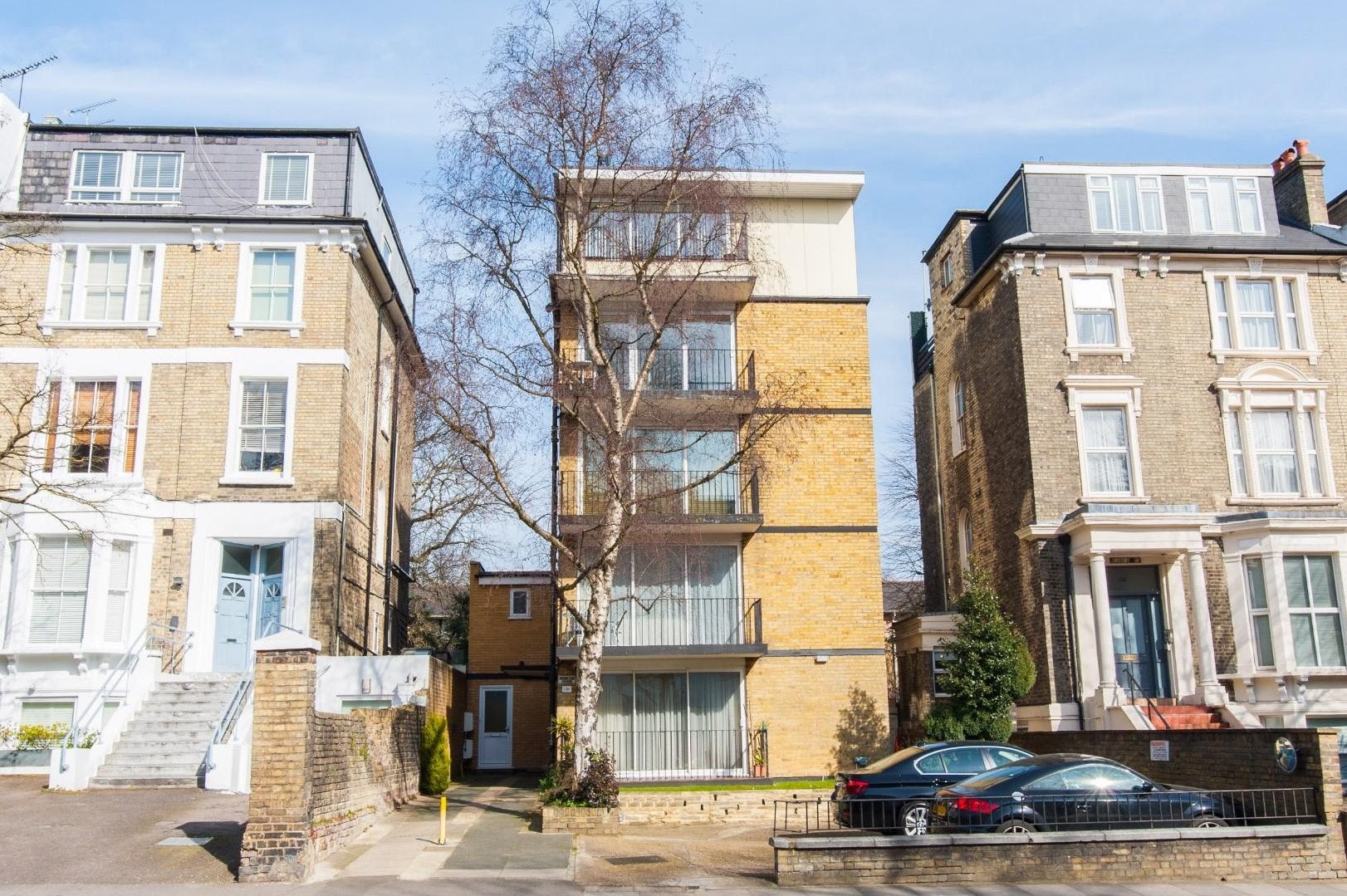 Flat Fountain Mews in Greater London