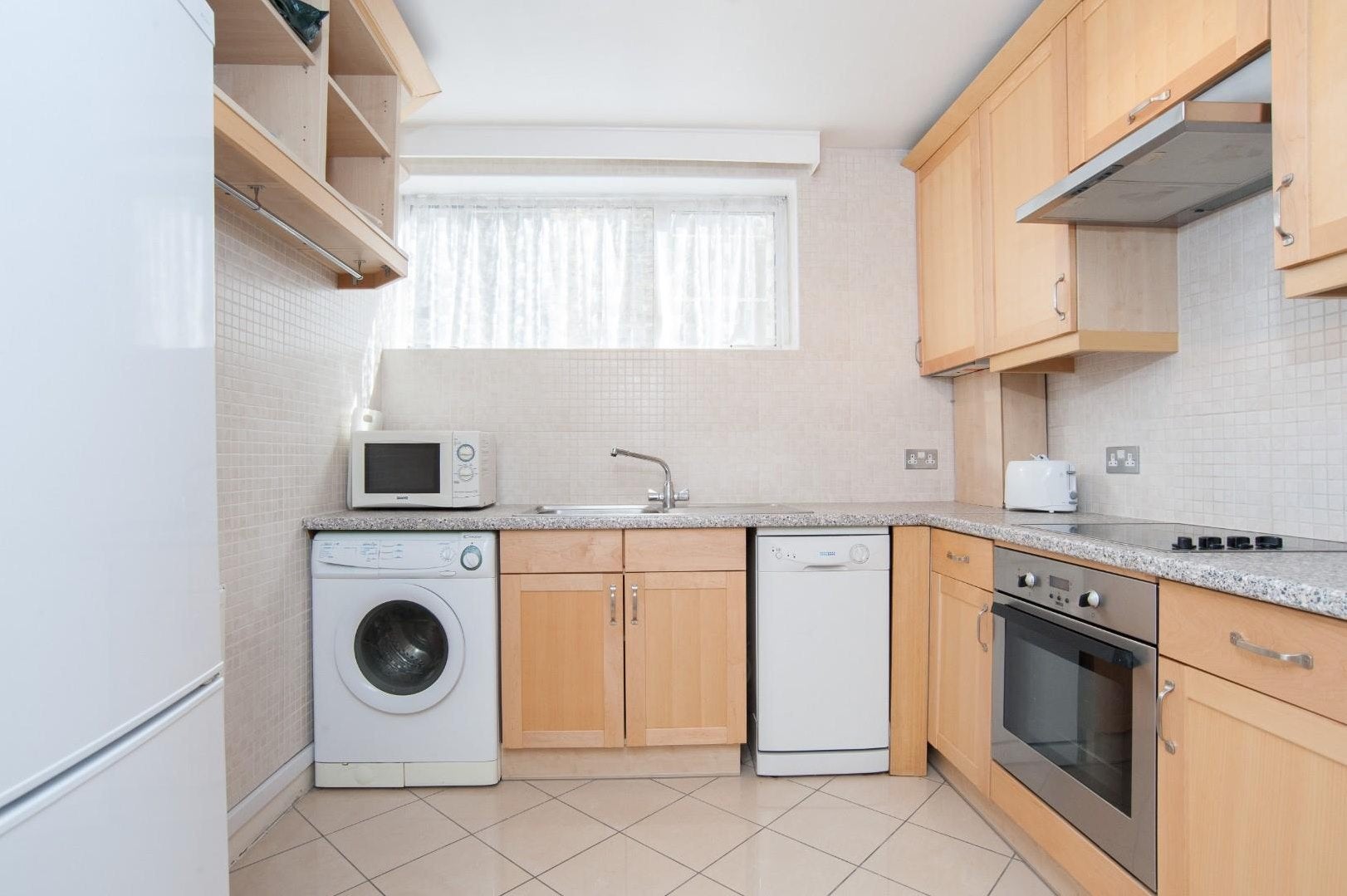 Flat Fountain Mews in Greater London