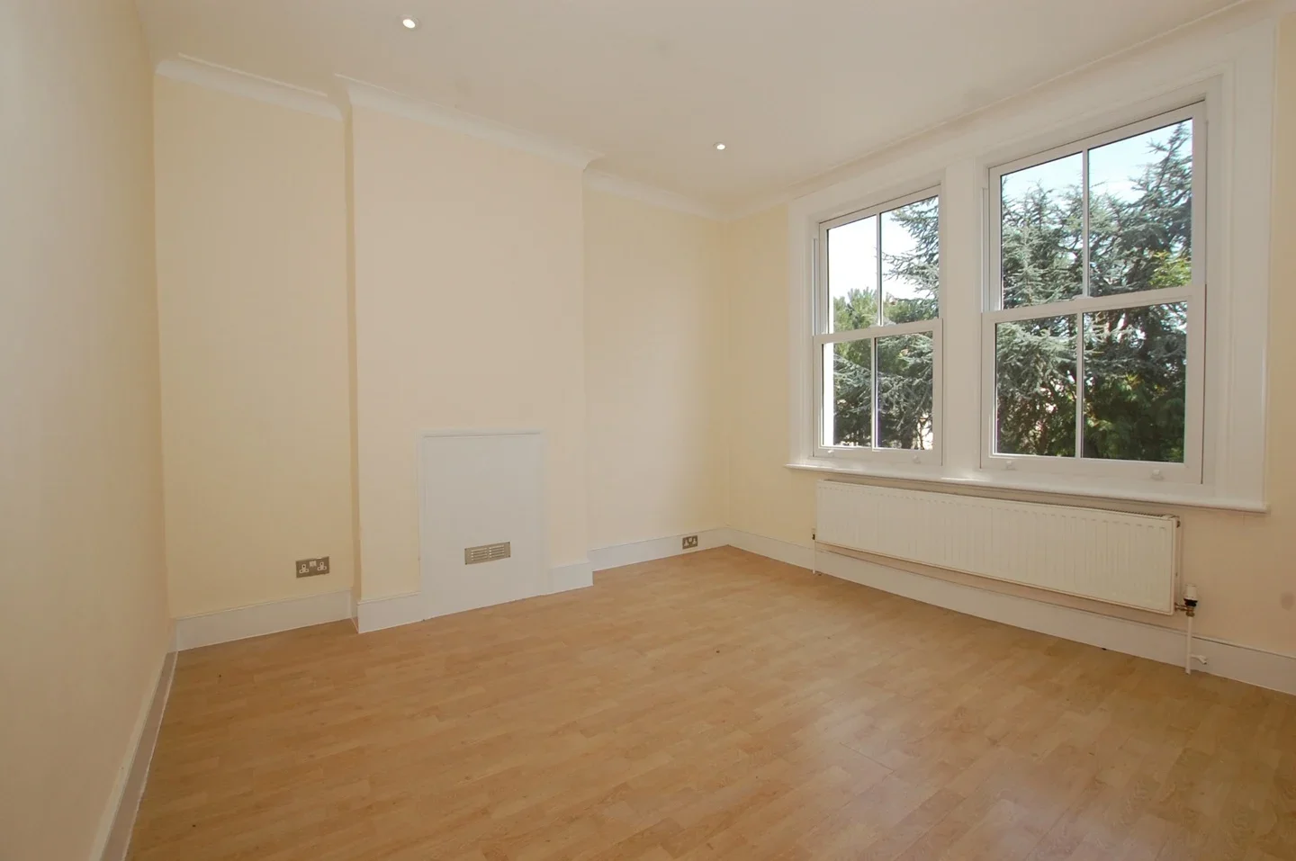 Flat Tannsfeld Road in Greater London