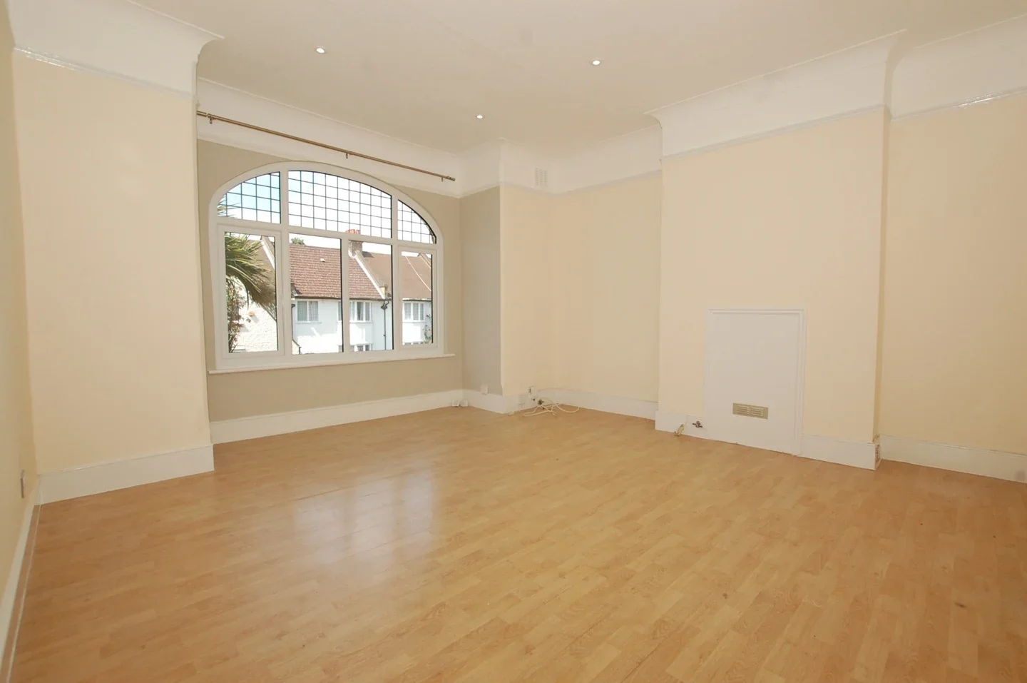Flat Tannsfeld Road in Greater London