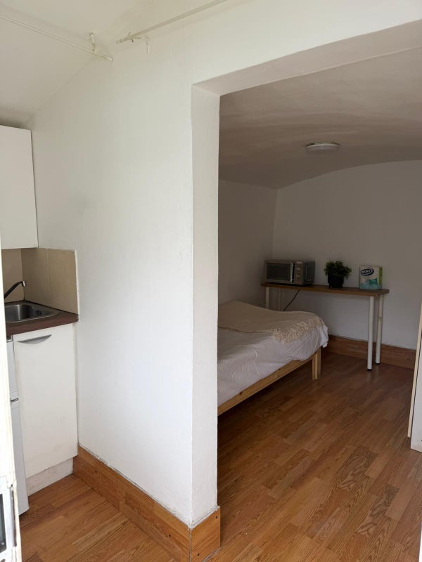 Room Bennett Road in Greater London