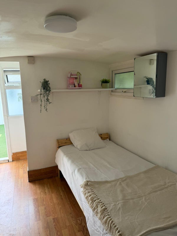 Room Bennett Road in Greater London