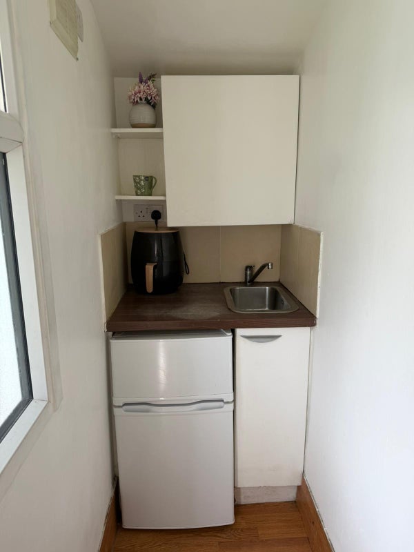 Room Bennett Road in Greater London