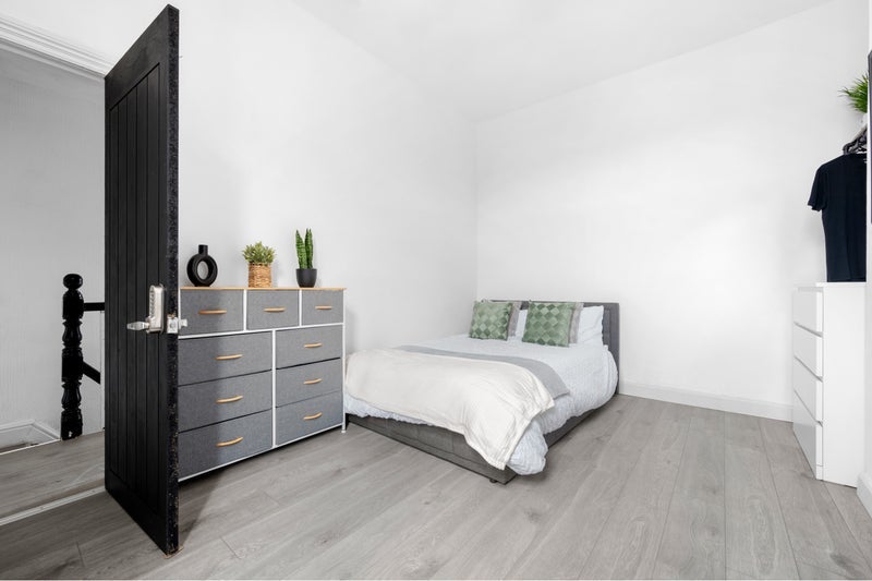Room Boundary Road in Salford