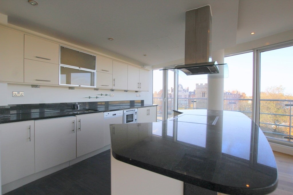 Flat Brewhouse Lane in Greater London