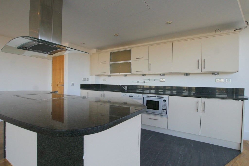 Flat Brewhouse Lane in Greater London