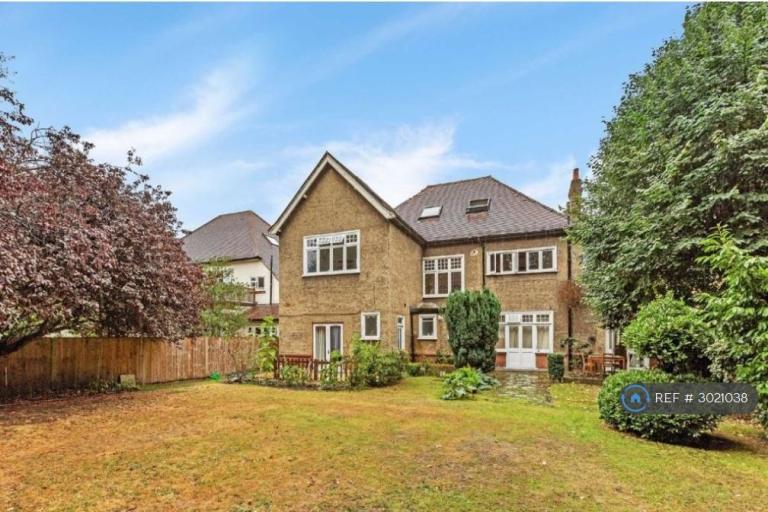 Flat Clarence Avenue in Greater London