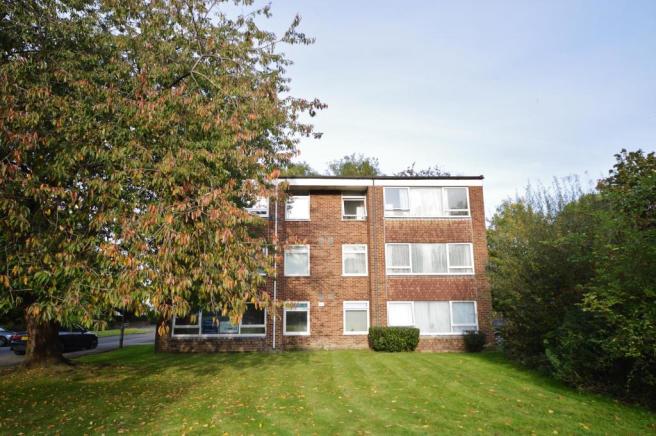 Flat Longbridge Road in Reigate and Banstead