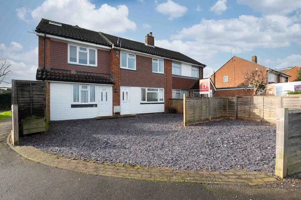 Flat Ruxley Lane in Epsom and Ewell